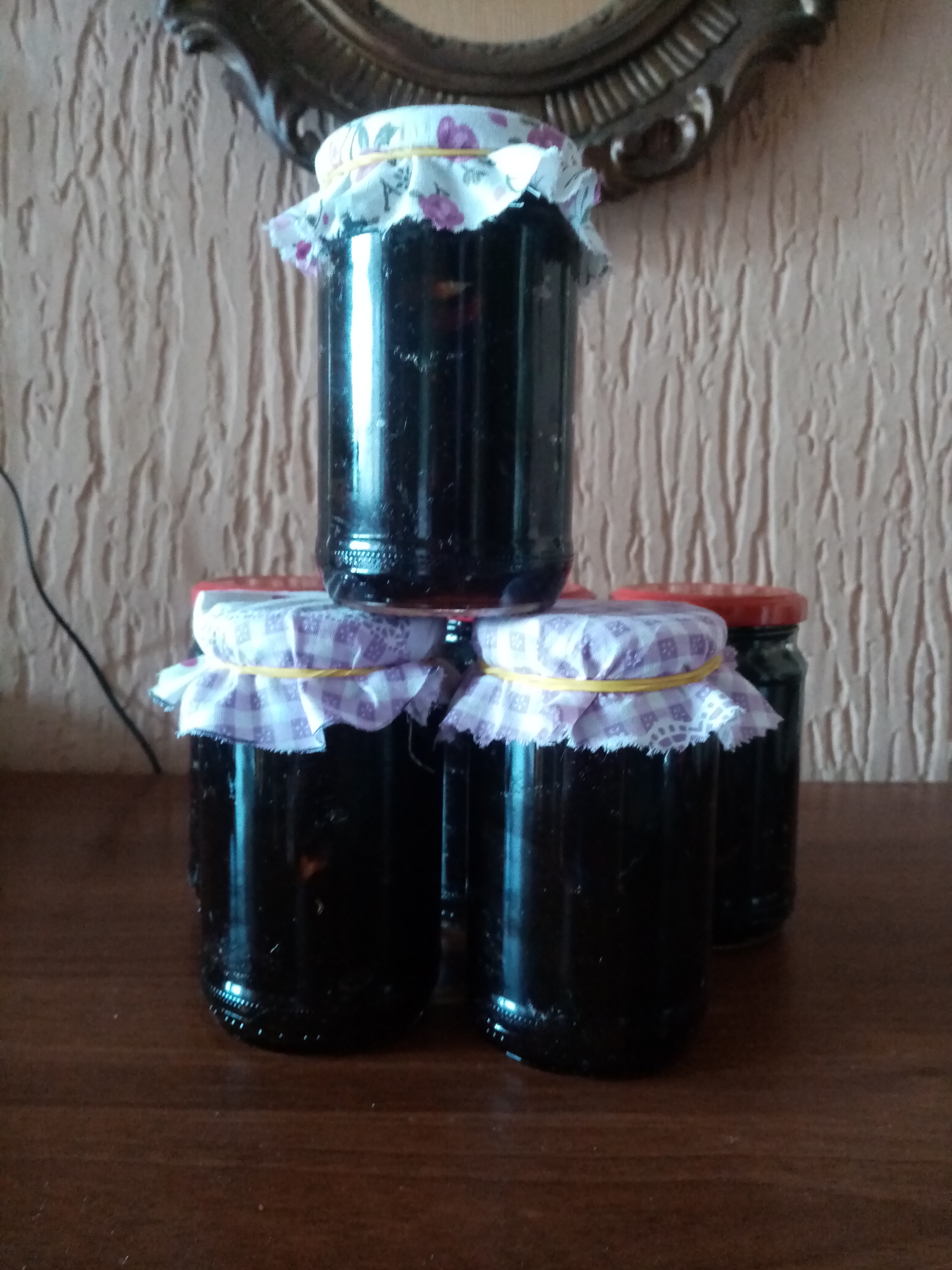 Slatko (jagoda, višnja, dunja, bobice zove, divlja kupina)