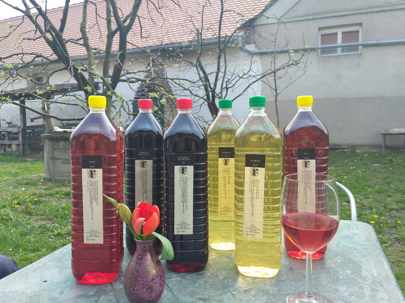 Vino belo, roze i crveno